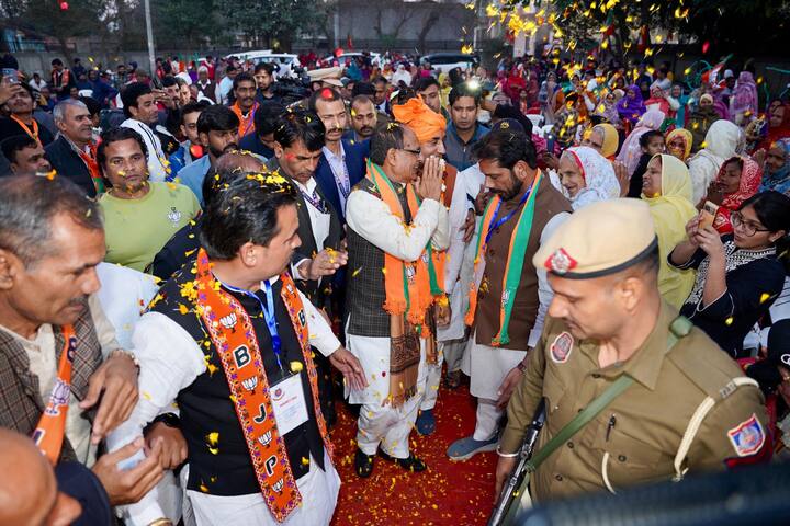 कृषि मंत्री शिवराज सिंह चौहान ने मुंडका, कृष्णा नगर एवं करावल नगर में बीजेपी प्रत्याशियों गजेन्द्र दराल, डा. अनिल गोयल एवं कपिल मिश्रा के समर्थन में जनसभाओं को संबोधित किया. उन्होंने कहा कि अरविंद केजरीवाल पंजाब की तरह दिल्ली की महिलाओं को भी धोखा देंगे. बीजेपी मध्य प्रदेश आदि की तरह दिल्ली में भी लाडली बहनों की सेवा करेगी.