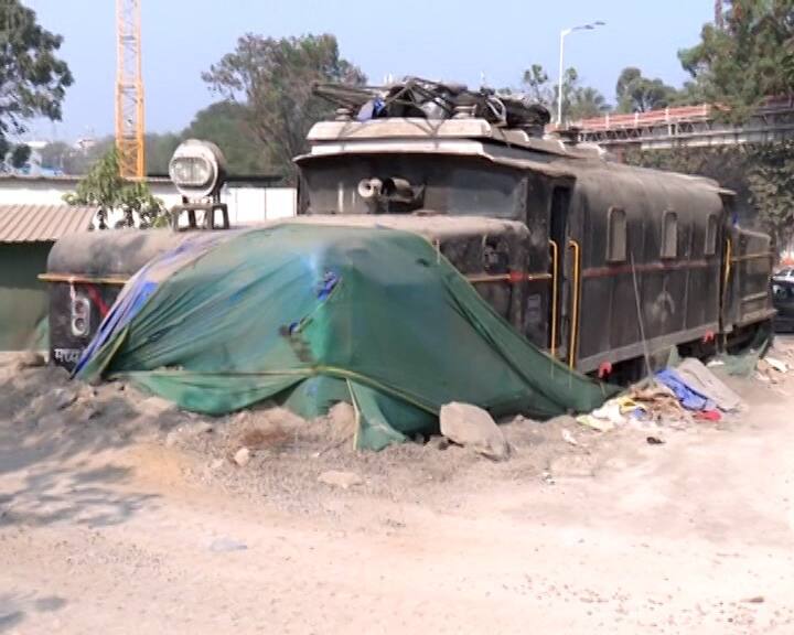 वाफेवरील इंजिनापासून सुरू झालेला भारतीय रेल्वेचा प्रवास सध्या वंदे भारतच्या हायस्पीड रेल्वे इंजिनपर्यंत येऊन पोहोचला आहे. त्यामुळे, नव्याचं स्वागत होताना जुन्याच्या आठवणी सर्वत्र जपल्या जातात.