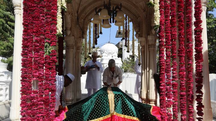 सोशल मीडिया साइट एक्स पर ज्योतिरादित्य सिंधिया ने खुद तस्वीरों को पोस्ट कर यह जानकारी दी. इस दौरान उनके बेटे महाआर्यमन सिंधिया भी मौजूद थे.