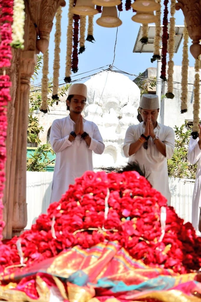 केंद्रीय मंत्री ज्योतिरादित्य सिंधिया ने रविवार को महाराष्ट्र के बीड क्षेत्र में स्थित दरगाह हजरत मंसूर शाह वली पर दर्शन कर चादर चढ़ाई और मंसूर शाह बाबा का आशीर्वाद प्राप्त किया.