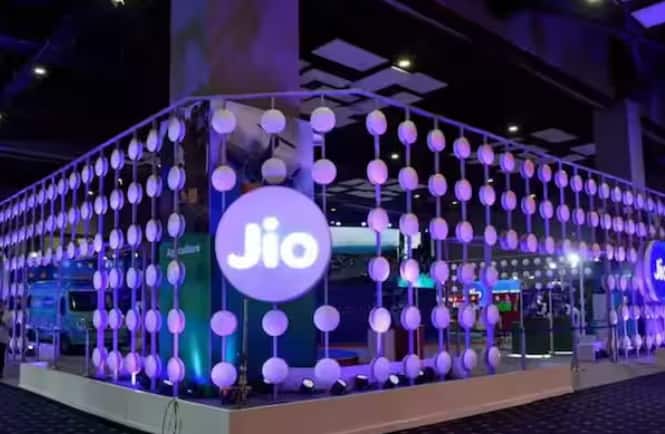 ਜੀਓ ਦਾ ਨਵਾਂ ਪਲਾਨ 336 ਦਿਨਾਂ ਦੀ ਵੈਧਤਾ ਦੇ ਨਾਲ ਆਵੇਗਾ ਜਿਸ ਵਿੱਚ ਤੁਹਾਨੂੰ ਜੀਓ ਸਿਨੇਮਾ, ਜੀਓ ਟੀਵੀ ਅਤੇ Jio Cloud ਦੇ ਲਾਭਾਂ ਦੇ ਨਾਲ 3600 SMS ਮਿਲਣਗੇ। ਜੇਕਰ ਤੁਹਾਨੂੰ ਡਾਟਾ ਨਹੀਂ ਚਾਹੀਦਾ ਤਾਂ ਇਹ ਜੀਓ ਪਲਾਨ ਤੁਹਾਡੇ ਲਈ ਸਭ ਤੋਂ ਵਧੀਆ ਵਿਕਲਪ ਹੈ।