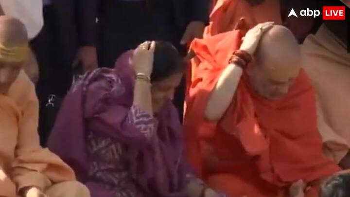 संगम तट पर पूजा के दौरान अमित शाह का परिवार था. इसके अलावा सीएम योगी समेत कई साधु-संत भी वहां मौजूद थे.