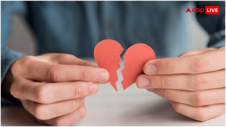 यूसीसी के प्रावधान के तहत कपल्स के बीच ब्रेकअप होने की भी जानकारी रजिस्ट्रार को देनी होगी. अगर रिलेशनशिप में रहने के दौरान कपल्स का बच्चा होता है, तो महिला गुजारा-भत्ता की मांग कर सकती है.