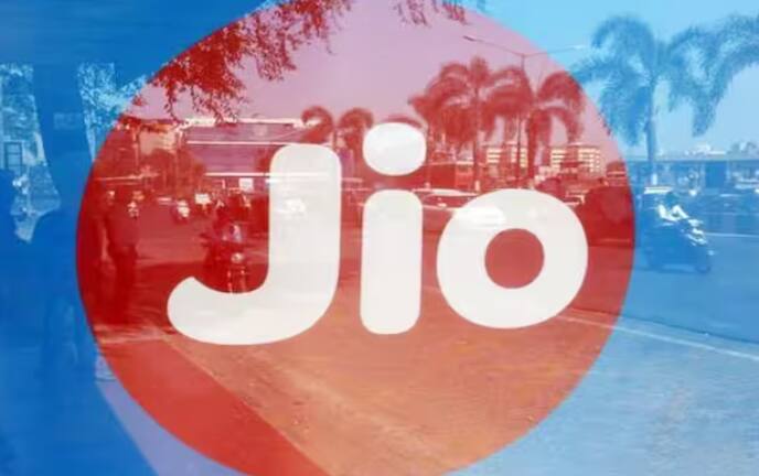 448 ਰੁਪਏ ਵਾਲਾ ਪਲਾਨ ਵੀ ਜੀਓ ਯੂਜ਼ਰਸ ਲਈ ਇੱਕ ਚੰਗਾ ਵਿਕਲਪ ਹੋ ਸਕਦਾ ਹੈ। ਇਸ ਪਲਾਨ ਦੀ ਕੀਮਤ ਵੀ 10 ਰੁਪਏ ਘਟਾ ਦਿੱਤੀ ਗਈ ਹੈ। ਬਾਕੀ ਤਾਂ, ਇਹ ਪਲਾਨ ਪਹਿਲਾਂ ਵਰਗਾ ਹੀ ਹੈ, ਫਾਇਦਿਆਂ ਵਿੱਚ ਕੋਈ ਫ਼ਰਕ ਨਹੀਂ ਹੈ। ਇਸ ਪਲਾਨ ਵਿੱਚ, ਅਨਲਿਮਟਿਡ ਵੌਇਸ ਕਾਲ ਦੇ ਨਾਲ ਕੁੱਲ 1000 SMS ਮਿਲਦੇ ਹਨ।