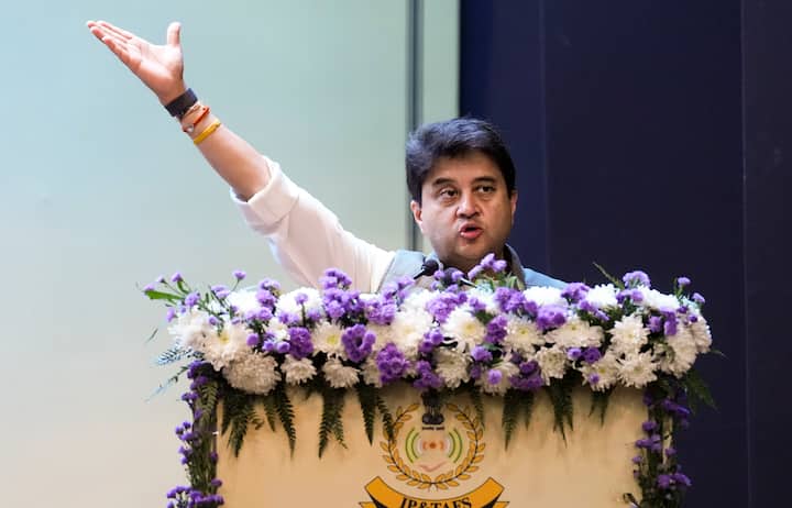 मध्य प्रदेश की सियासत में ज्योतिरादित्य सिंधिया बड़ा नाम हैं. वह पीएम नरेंद्र मोदी की कैबिनेट में दूरसंचार विभाग के मंत्री हैं.