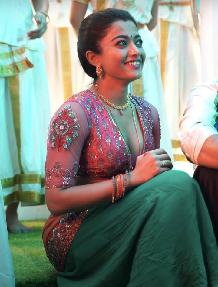 இப்படத்தில் இடம்பெற்ற ஃபீலிங்ஸ் என்கிற பாடல் பட்டிதொட்டி எல்லாம் வைரலானது.