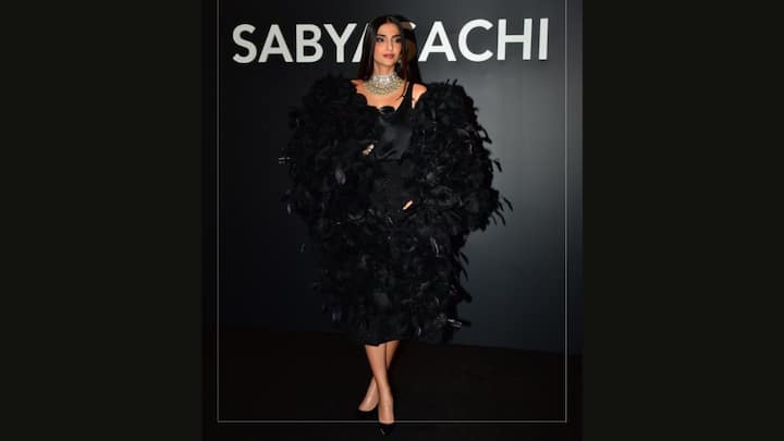 1. Sonam Kapoor: Sonam Kapoor exuded drama and glamour in her striking outfit. The actress wore a sleeves satin top and paired it with an elegant A line skirt. For an edgy look, she wore an edgy overcoat adorned with black feathers. To complete her look, the actress wore a bold statement neckpiece. (Image Source: Twitter/@FeminaIndia)