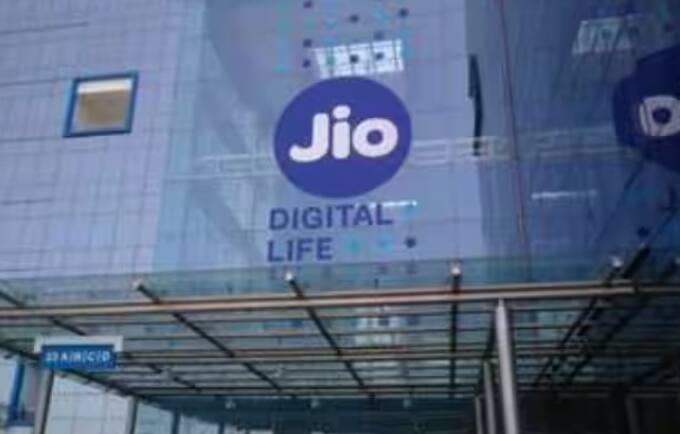 ਦੋਵੇਂ ਪਲਾਨ ਇੱਕੋ ਜਿਹੇ ਨਹੀਂ ਹਨ ਕਿਉਂਕਿ ਜੀਓ ਦਾ 1748 ਰੁਪਏ ਵਾਲਾ ਪਲਾਨ ਘੱਟ ਵੈਧਤਾ ਦੇ ਨਾਲ ਆਉਂਦਾ ਹੈ।