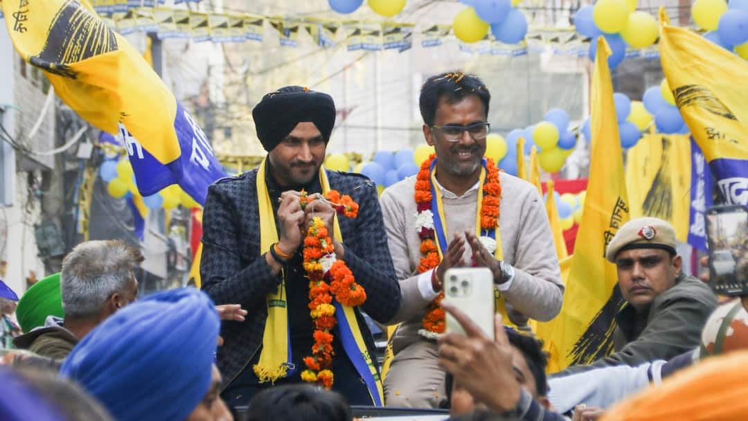 'दिल्लीवालों को है भरोसा, केजरीवाल पूरी करेंगे सारी गारंटी', हरभजन सिंह ने किया रोड शो Harbhajan Singh campaigned for Aam Aadmi Party in Delhi Assembly elections roadshow in Krishna Nagar ann 'दिल्लीवालों को है भरोसा, केजरीवाल पूरी करेंगे सारी गारंटी', हरभजन सिंह ने किया रोड शो