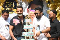 Bobby Deol Birthday: बॉबी देओल के बर्थडे पर बना 12 किलो का स्पेशल लड्डू, एक्टर ने मीडिया संग भी काटा केक, देखें तस्वीरें