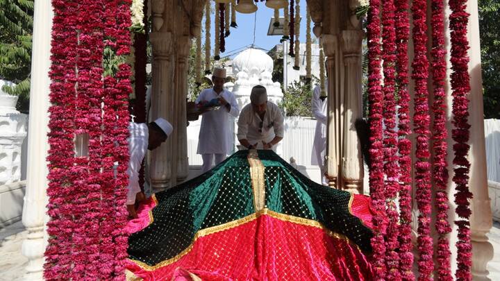 Jyotiraditya Scindia Latest News: केंद्रीय मंत्री ज्योतिरादित्य सिंधिया अपने बेटे महाआर्यमन सिंधिया के साथ महाराष्ट्र के बीड क्षेत्र में स्थित हजरत मंसूर शाह वली की दरगाह पर पहुंचे और चादर चढ़ाई.