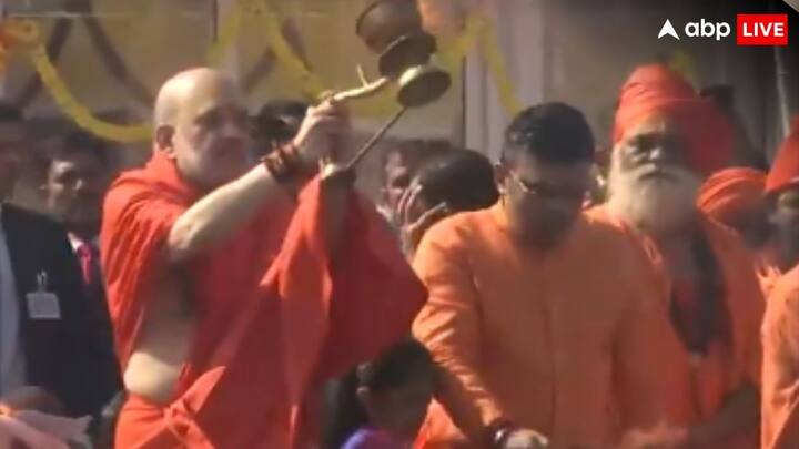 संगम में स्नान के बाद गृहमंत्री अमित शाह ने गंगा मैया की आरती उतारी.