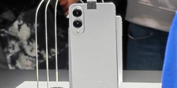 ऐसे में सैमसंग अपने Galaxy S25 Edge को एप्पल से पहले या उसके आसपास लॉन्च कर बाजार में बढ़त लेने की योजना बना रहा है.