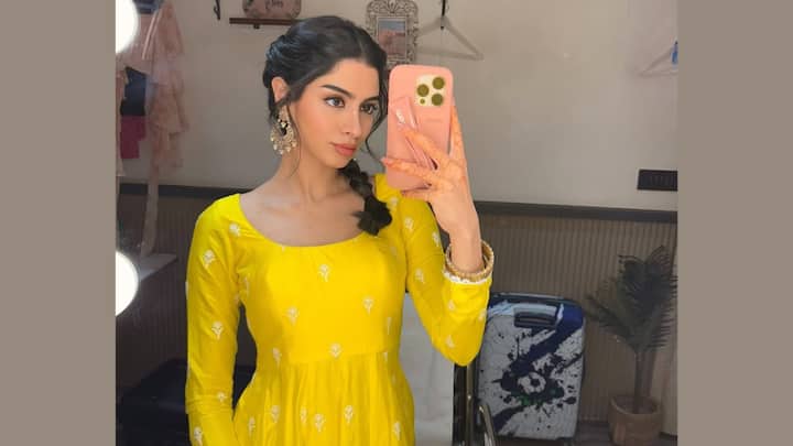 Khushi Kapoor looks absolutely gorgeous in a yellow anarkali with flower prints on it, apt for a Basant Panchami affair. She makes a simply beautiful statement in this traditional outfit, with minimal accessories, pink lips, and braided hairstyles.  (Image Source: Instagram/ khushikapoor)