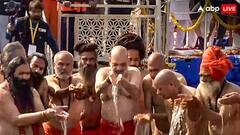 भगवा कपड़े पहन अमित शाह ने संगम में लगाई डुबकी, फिर संतों ने कराया स्नान, देखें तस्वीरें