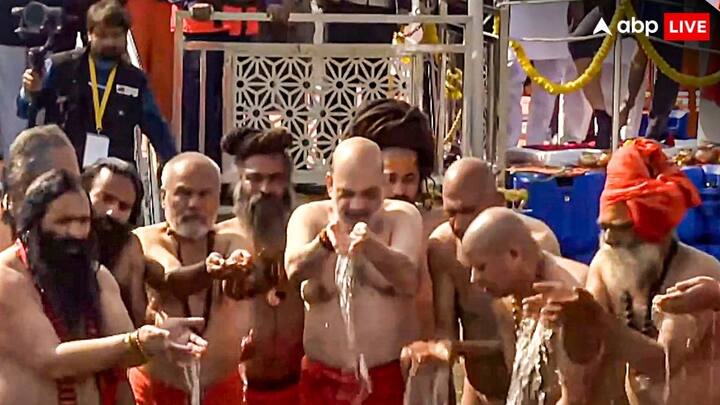Amit Shah at Prayagraj: करोड़ों श्रद्धालु प्रयागराज महाकुंभ में पहुंच रहे हैं. केंद्रीय गृहमंत्री अमित शाह भी महाकुंभ पहुंचे और उन्होंने पवित्र त्रिवेणी संगम में साधु-संतों के साथ स्नान किया.