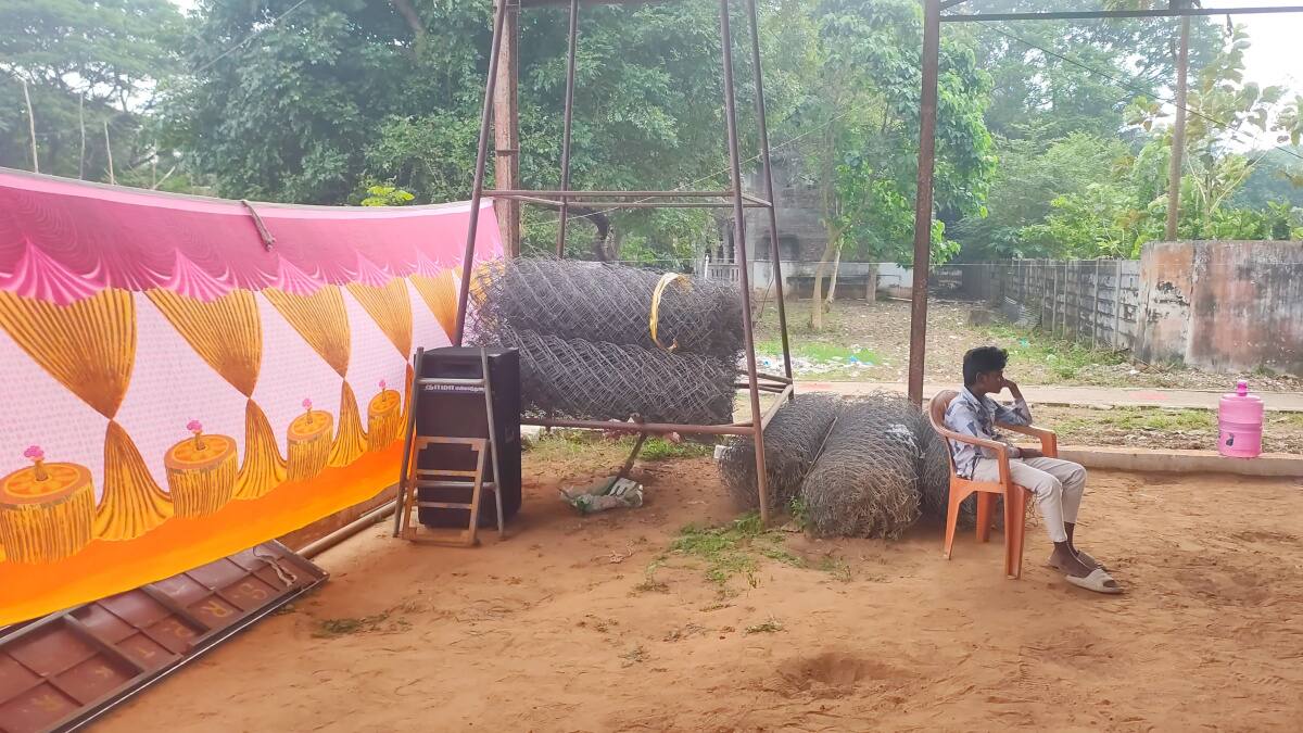 குப்பைமேடு அருகில் ஓய்வெடுக்கும் குத்துச்சண்டை வீரர்கள் - மயிலாடுதுறையில் அவலம்