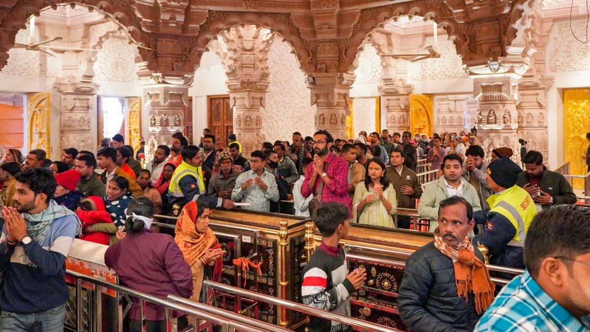 अयोध्या: राम मंदिर में उमड़ा भक्तों का सैलाब, 30 घंटे में पहुंचे 25 लाख श्रद्धालु, लगा भीषण जाम