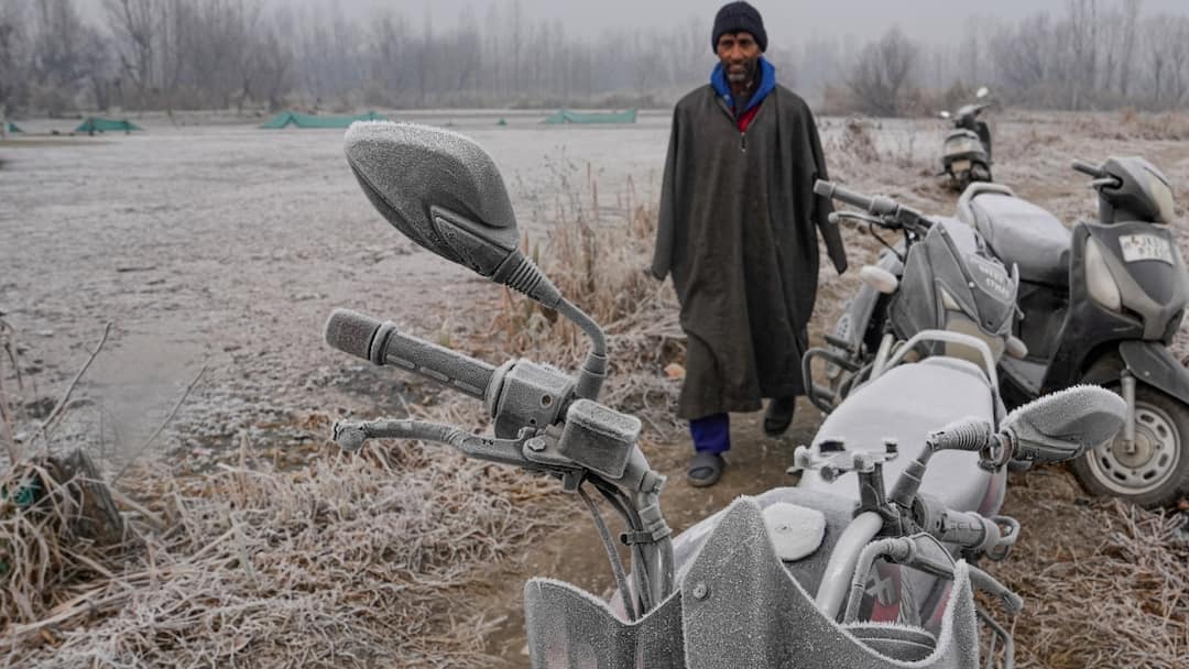 कश्मीर घाटी में मौसम के पैटर्न से बढ़ी चिंता! तापमान में 10 डिग्री का अंतर, IMD ने दिया अपडेट Jammu Kashmir Weather IMD Warning due to unusual pattern Across Valley Srinagar Gulmarg Temperature ANN कश्मीर घाटी में मौसम के पैटर्न से बढ़ी चिंता! तापमान में 10 डिग्री का अंतर, IMD ने दिया अपडेट