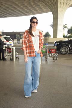 आंखों पर काला चश्मा, व्हाइट टीशर्ट के साथ ब्लू डेनिम में एयरपोर्ट पर स्पॉट हुईं कृति सेनन, एक्ट्रेस ने शर्ट के बटन खोल खूब मारा स्टाइल