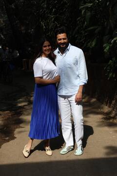 वाइफ जेनेलिया का हाथ थामे स्पॉट हुए रितेश देशमुख, यूजर्स बोले - ‘बॉलीवुड की बेस्ट जोड़ी’