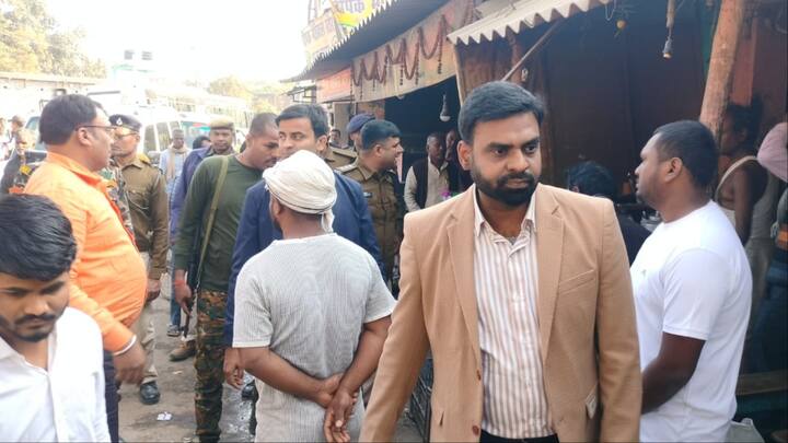 अतिक्रमण हटाओ अभियान के पहले दिन सोमवार को बेल्हड़िया मोड़ से दुर्गा स्थान तक अतिक्रमण हटाया गया. इस दौरान अतिक्रमण हटाते हुए दुकानदारों से जुर्माना वसूला गया.