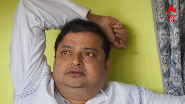 Biswanath Bose Heckled In Paschim Medinipur Belda Allegedly due to garlanding Netaji Statue Without taking off shoes Biswanath Bose Heckled  : 'জুতো পরে নেতাজি মূর্তিতে মাল্যদান', ভুল শিকার করেও 'হেনস্থার শিকার' অভিনেতা