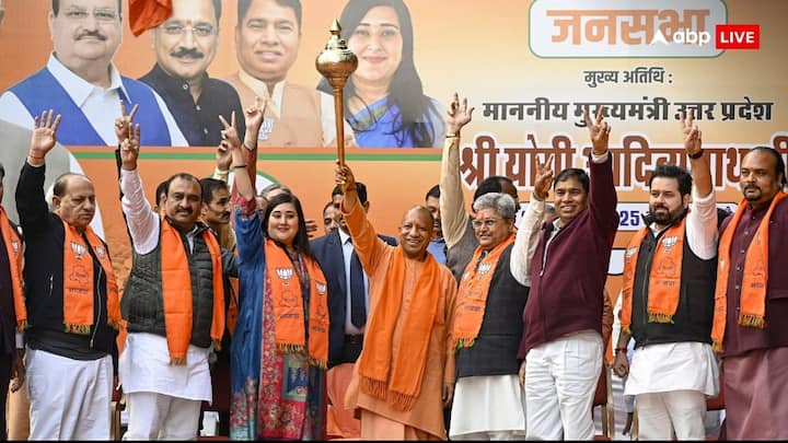 सीएम योगी ने दिल्ली चुनाव में एक हैं तो सेफ है का नारा फिर से दिया है. इसको लेकर दिल्ली चुनाव में हिंदुत्व का मुद्दा तो गर्माएगा ही वहीं चुनाव में भाजपा को फायदा भी मिलने के चांसेस बढ़ जाएंगे.