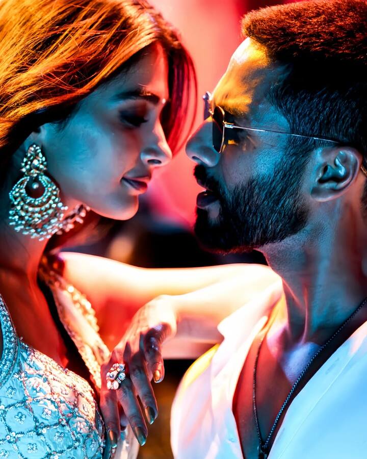 इसके अलावा फिल्म में कई जगहों पर अभद्र भाषा का यूज किया गया है. सेंसर बोर्ड ने उसे भी हटाने के आदेश दिए है.