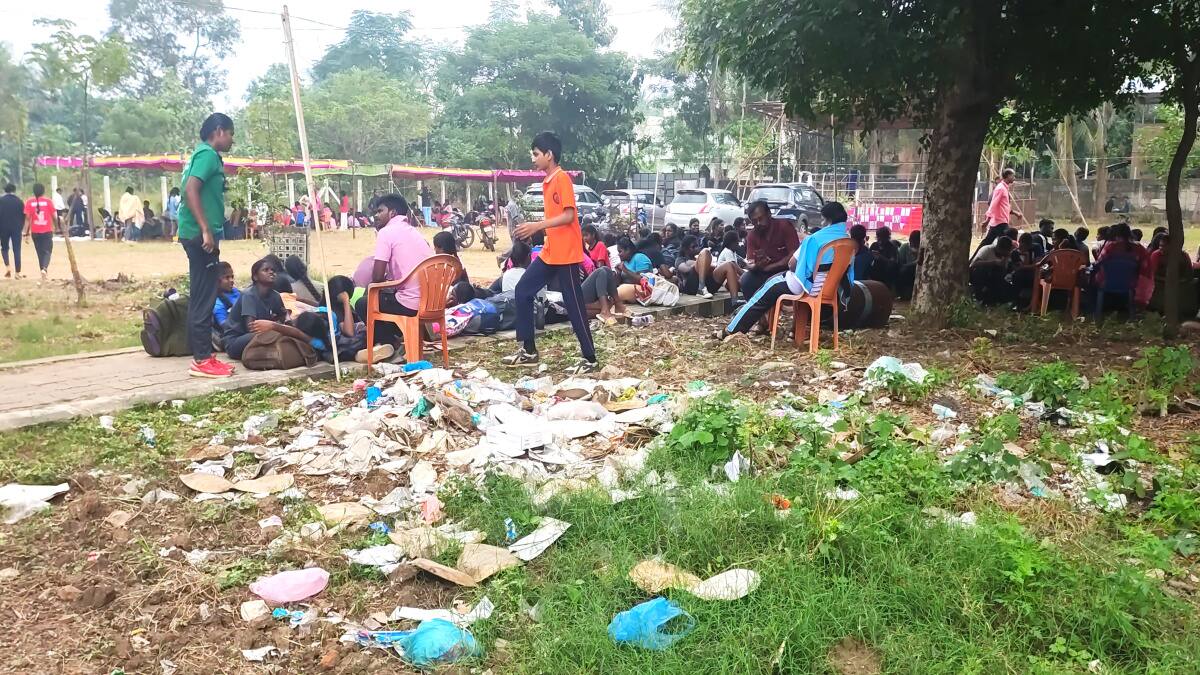 குப்பைமேடு அருகில் ஓய்வெடுக்கும் குத்துச்சண்டை வீரர்கள் - மயிலாடுதுறையில் அவலம்