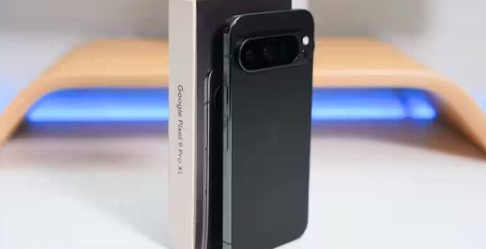 Google Pixel 9 Pro XL કિંમત: 1,24,999 રૂપિયા. Pixel 9 Pro XL 6.8-ઇંચ OLED ડિસ્પ્લે અને ટેન્સર G4 ચિપ સાથે આવે છે. તેનો કેમેરા સેટઅપ - 50MP મુખ્ય, 48MP અલ્ટ્રાવાઇડ અને 48MP ટેલિફોટો સેન્સર - તેને ફોટોગ્રાફીમાં શ્રેષ્ઠ બનાવે છે. 5,060mAh બેટરી અને 37W ચાર્જિંગ સ્પીડ સાથે, તે AI-કેન્દ્રિત વપરાશકર્તાઓ માટે એક શ્રેષ્ઠ પસંદગી છે.