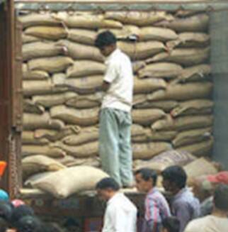 ਸਰਕਾਰ ਵੱਲੋਂ ਮੁਫਤ ਰਾਸ਼ਨ ਦੀ ਸਹੂਲਤ ਦਾ ਲਾਭ ਸਾਰੇ ਲੋਕਾਂ ਨੂੰ ਨਹੀਂ ਮਿਲਦਾ। ਸਰਕਾਰ ਨੇ ਇਸ ਲਈ ਯੋਗਤਾ ਦੇ ਮਾਪਦੰਡ ਤੈਅ ਕੀਤੇ ਹਨ। ਉਨ੍ਹਾਂ ਯੋਗਤਾਵਾਂ ਨੂੰ ਪੂਰਾ ਕਰਨ ਵਾਲਿਆਂ ਨੂੰ ਹੀ ਸਰਕਾਰ ਵੱਲੋਂ ਲਾਭ ਦਿੱਤਾ ਜਾਂਦਾ ਹੈ।