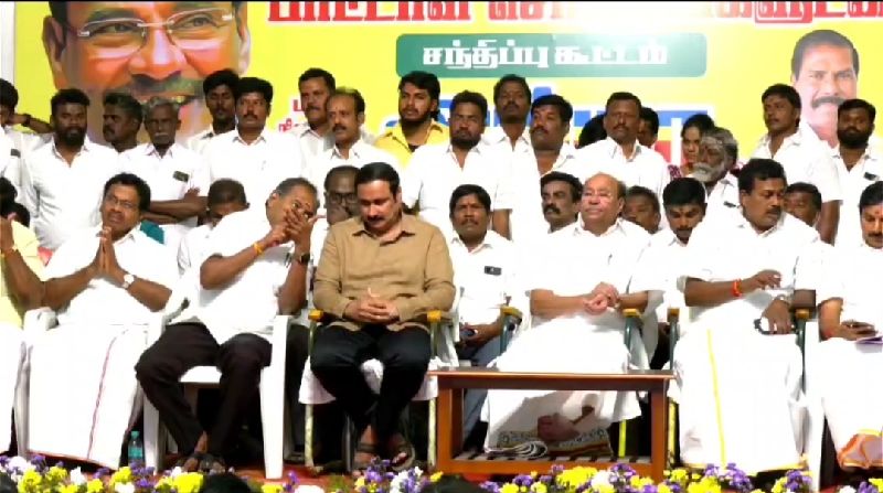 Ramadoss Vs Anbumani: இறுக்கமான முகத்துடன் அன்புமணி... கண்டுகொள்ளாத ராமதாஸ்... மீண்டும் சண்டையா?