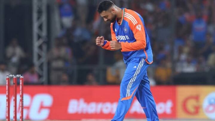 आंकड़े बताते हैं कि वरूण चक्रवर्ती ने 16 टी20 मैचों में भारतीय टीम का प्रतिनिधित्व किया है. जिसमें इस गेंदबाज ने 14.76 की एवरेज से 29 विकेट लिए हैं. (फोटो क्रेडिट- सोशल मीडिया) वरूण चक्रवर्ती ने इंटरनेशनल टी20 फॉर्मेट में 6.85 की इकॉनमी और 12.93 की स्ट्राइक रेट से विकेट लिए हैं. इस फॉर्मेट में वरूण चक्रवर्ती का बेस्ट बॉलिंग फिगर 17 रन देकर 5 विकेट है. (फोटो क्रेडिट- सोशल मीडिया)