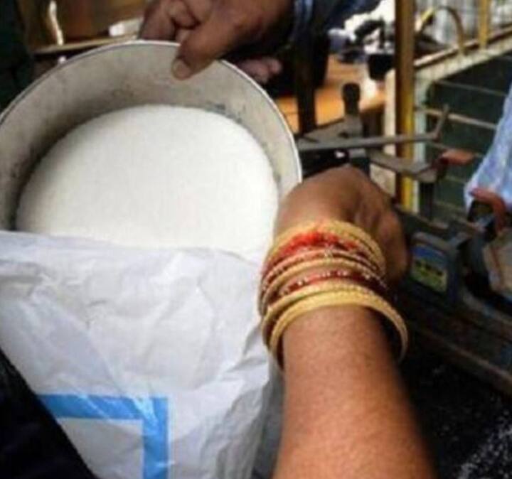 ਰਾਸ਼ਨ ਕਾਰਡ ਲਈ ਈ-ਕੇਵਾਈਸੀ ਕਰਵਾਉਣ ਲਈ, ਤੁਸੀਂ ਆਪਣੇ ਨਜ਼ਦੀਕੀ ਭੋਜਨ ਸਪਲਾਈ ਕੇਂਦਰ 'ਤੇ ਜਾ ਸਕਦੇ ਹੋ ਅਤੇ ਆਧਾਰ ਕਾਰਡ ਨਾਲ ਈ-ਕੇਵਾਈਸੀ ਦੀ ਪੂਰੀ ਪ੍ਰਕਿਰਿਆ ਕਰਵਾ ਸਕਦੇ ਹੋ। ਤੁਹਾਨੂੰ ਦੱਸ ਦੇਈਏ ਕਿ ਤੁਸੀਂ ਆਨਲਾਈਨ ਵੀ ਰਾਸ਼ਨ ਕਾਰਡ ਦੀ ਈ-ਕੇਵਾਈਸੀ ਕਰਵਾ ਸਕਦੇ ਹੋ।