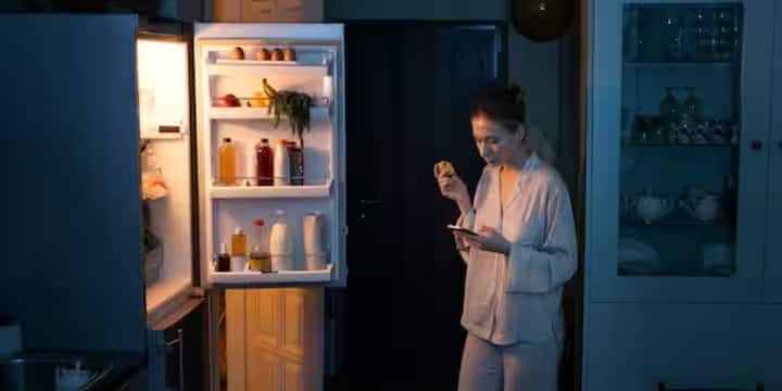 সঠিকভাবে ব্যবহার না করলে আপনার রেফ্রিজারেটর পরিবারের চিন্তার কারণ হয়ে দাঁড়াবে। ফ্রিজ আমাদের বাড়ির এমনই একটি যন্ত্র যা খাবারকে দীর্ঘ সময়ের জন্য সতেজ রাখতে সাহায্য করে। কিন্তু জানেন কি রেফ্রিজারেটর সঠিকভাবে ব্যবহার না করলে তা বিপজ্জনক হতে পারে?