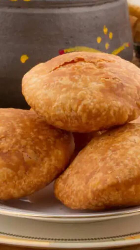 जयपुर की गोपी कचोरी शॉप पर सिर्फ 15 रुपये में स्वादिष्ट समोसा और कचोरी का मजा लें!