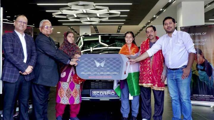 भारतीय पॅरालम्पिक धनुर्धर शितल देवीला उद्योगपती आनंद महिंद्रा यांनी शब्द दिल्याप्रमाणे कार गिफ्ट केली आहे. भारतीय तिरंग्यात कारसमोरचा तिचा फोटोही त्यांनी शेअर केला आहे.