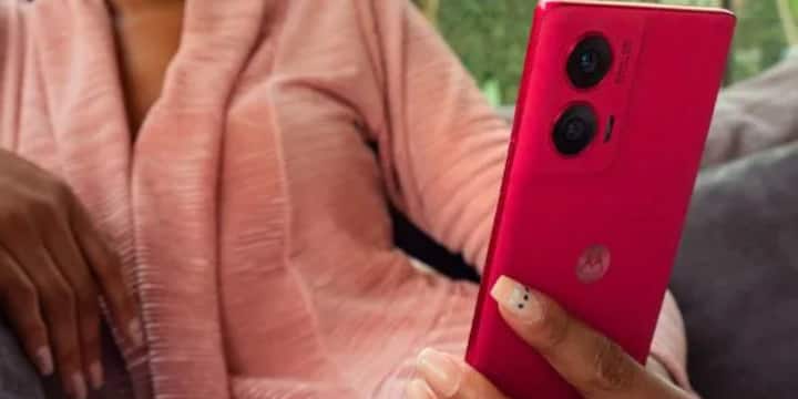 फोन में 6.7 इंच की कर्व्ड pOLED डिस्प्ले दी गई है, जिसमें 144Hz रिफ्रेश रेट है. यह डिस्प्ले बेहतरीन कलर और ब्राइटनेस प्रदान करती है.