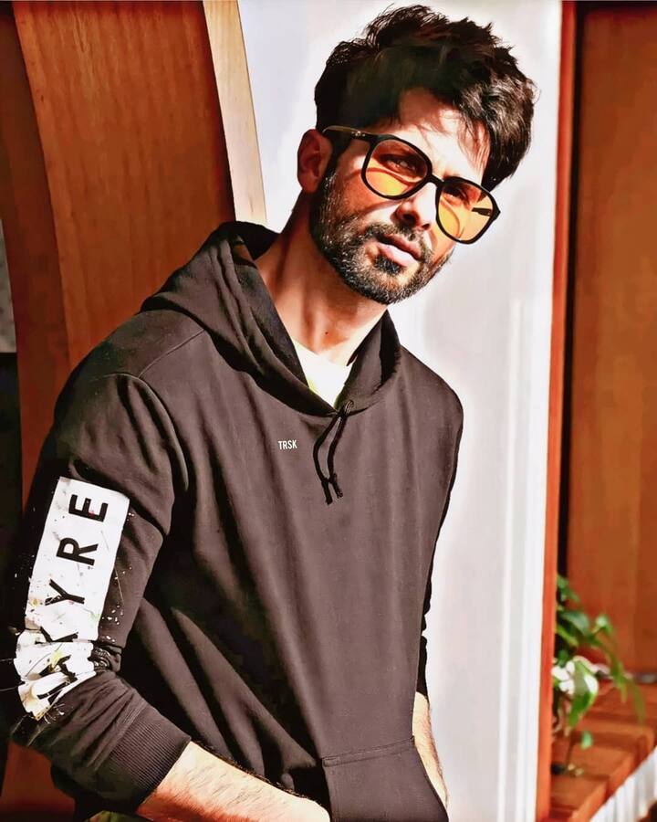 शाहिद कपूर एक फिल्म के लिए करीब 20 से 30 करोड़ रुपए की फीस चार्च करते हैं. इसके जरिए वो एक लैविश लाइफ जीते हैं.