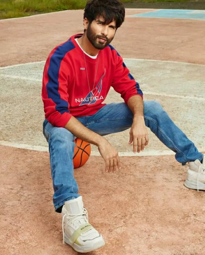 शाहिद कपूर ने ये भी बताया कि, ‘उनका बचपन बहुत ही स्ट्रगल भरा रहा. एक्टर ने कहा- आज लोग कहते हैं कि शाहिद का फैशन सेंस बहुत अच्छा है, लेकिन अगर आप उन दिनों के मेरे कपड़े देखेंगे तो मुझ पर हंसेंगे. मेरे पास कपड़े खरीदने के लिए भी पैसे नहीं थे.’