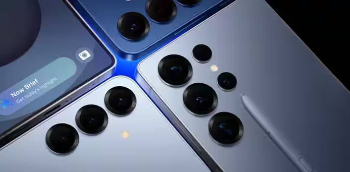 ગેલેક્સી S25 અલ્ટ્રામાં 6.9-ઇંચ QHD+ ડાયનેમિક LTPO AMOLED 2x ડિસ્પ્લે છે, જે 120Hz રિફ્રેશ રેટ સાથે આવે છે. તેમાં ક્વોલકોમ સ્નેપડ્રેગન 8 એલીટ ચિપ, 12GB રેમ અને 1TB સુધી સ્ટોરેજ છે. તેના કેમેરા પણ ખૂબ જ ખાસ છે - 200MP મુખ્ય સેન્સર, 10MP અને 50MP ટેલિફોટો સેન્સર, અને 50MP અલ્ટ્રાવાઇડ કેમેરા. આ ફોન 5000mAh બેટરી, 45W વાયર્ડ અને 25W વાયરલેસ ચાર્જિંગ સપોર્ટ સાથે આવે છે, પરંતુ બોક્સમાં ચાર્જર આપવામાં આવ્યું નથી. તેની કિંમત 1,29,999 રૂપિયાથી શરૂ થાય છે, જે તેને પ્રીમિયમ કેટેગરીમાં મૂકે છે.