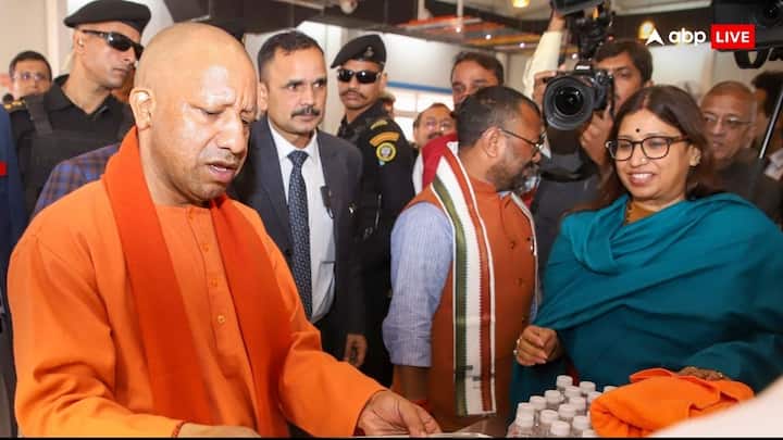 बीते साल सीएम योगी ने महाराष्ट्र विधानसभा चुनाव में टोटल 12 रैलियां की थीं, जिसमें से 11 सीटों पर पार्टी को जीत मिली थी और एक पर हार हुई थी. इस तरह राज्य में सीएम योगी का स्ट्राइक रेट 92 फीसदी रहा है.