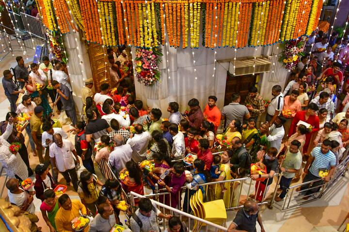 मंदिर में शॅार्ट कपड़ों पर पाबंदी लगाई गई है.(फाइल फोटो)