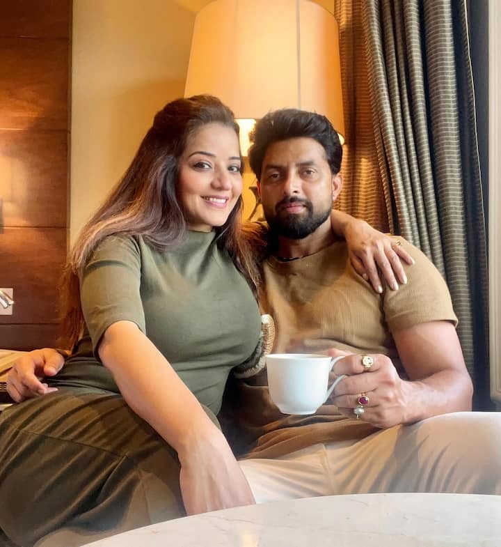 मोनालिसा ने अपने वेकेशन की कई खूबसूरत तस्वीरें इंस्टाग्राम अकाउंट पर शेयर की हैं. जिसमें वो अपने पति संग पोज देती दिखी.