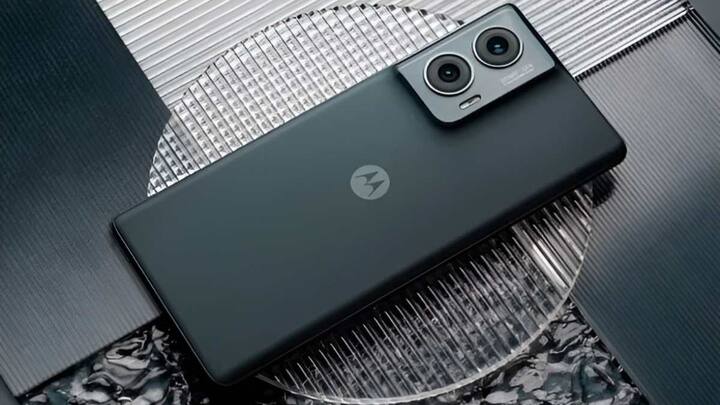 Motorola Edge 50 Fusion: स्मार्टफोन निर्माता कंपनी मोटोरोला ने पिछले साल ही अपना एक प्रीमियम स्मार्टफोन Edge 50 Fusion को बाजार में लॉन्च किया था.