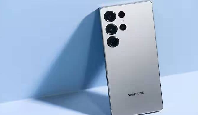 Samsung Galaxy S25 Ultra Rivals: સેમસંગે તાજેતરમાં તેની ગેલેક્સી S25 સીરિઝ લોન્ચ કરી છે અને તેમાં સૌથી વધુ ચર્ચિત વિષય Galaxy S25 Ultra હતો. સેમસંગે તાજેતરમાં જ પોતાની Galaxy S25 Series લોન્ચ કરી હતી. આ ફોન ગેલેક્સી સીરિઝનો સૌથી અદ્યતન અને ઉચ્ચ કક્ષાનો મોડેલ છે. જોકે, તેમાં S પેનનું બ્લૂટુથ સપોર્ટ નથી.