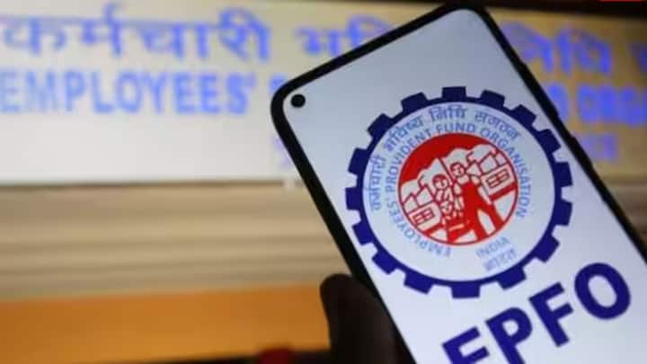 EPF Bank Details Change: જો PF ખાતામાં ખોટું બેન્ક એકાઉન્ટ લિંક છે અથવા બેન્ક ખાતામાં કોઈ ખોટી માહિતી દાખલ થઈ હોય તો પછી રૂપિયા વિડ્રો કરવાનું શક્ય બનશે નહીં. આ રીતે તમે તમારા પીએફ ખાતાની વિગતો બદલી શકો છો. ભારતમાં ઘણા બધા લોકો નોકરી અને પૈસાની શોધમાં છે. દરેક વ્યક્તિ પાસે પીએફ ખાતું હોય છે. કર્મચારીના પગારના 12 ટકા પીએફ ખાતામાં જમા થાય છે. કંપની એટલે કે નોકરીદાતા દ્વારા પણ આટલી જ રકમ પીએફ ખાતામાં જમા કરવામાં આવે છે.