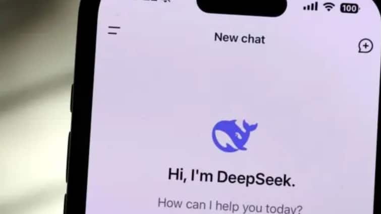 Chinese AI Model DeepSeek is being downloaded rapidly on the App Store competing with ChatGPT क्यों टेक लवर्स के बीच आते ही छा गया DeepSeek? ChatGPT  को टक्कर देते हुए बढ़ा आगे