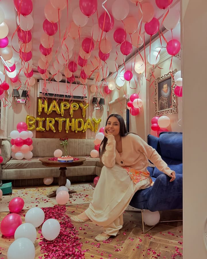 Shehnaaz looked radiant in the photos, flashing her trademark bright smile while playfully blowing a flying kiss to her fans.
